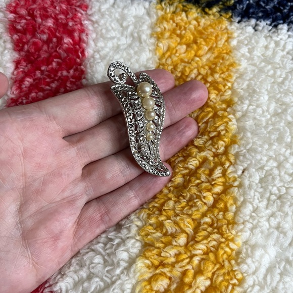 Vintage Pearl and Crystal brooch - Picture 5 of 6